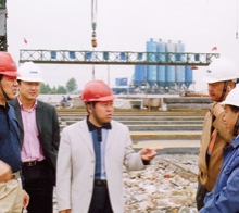      圖為學(xué)院畢業(yè)生韋世國副局長（左一）、學(xué)院畢業(yè)生九泰公司 總經(jīng)理關(guān)和平（中）在施工現(xiàn)場